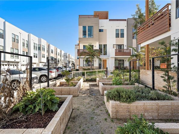 645 W 17th Street, Costa Mesa CA 92627