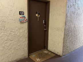 801 S Lyon Street 21 (A123), Santa Ana CA 92705