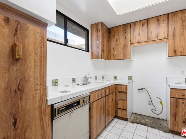 729 S Hobart Boulevard 28, Los Angeles CA 90005