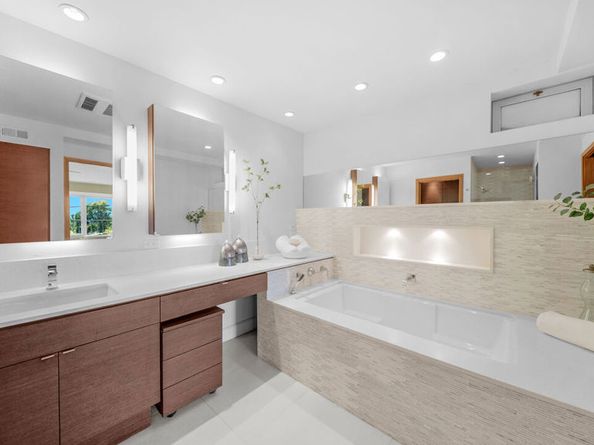 966 Bluegrass Lane, Los Angeles CA 90049