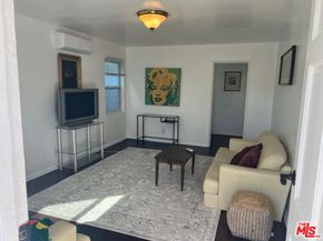2575 S Barrington Avenue, Los Angeles CA 90064