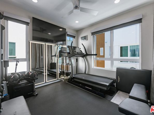 6913 N Tierno Lane, Los Angeles CA 90038