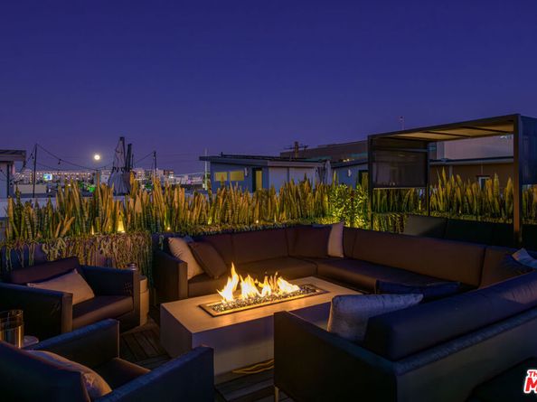 6913 N Tierno Lane, Los Angeles CA 90038