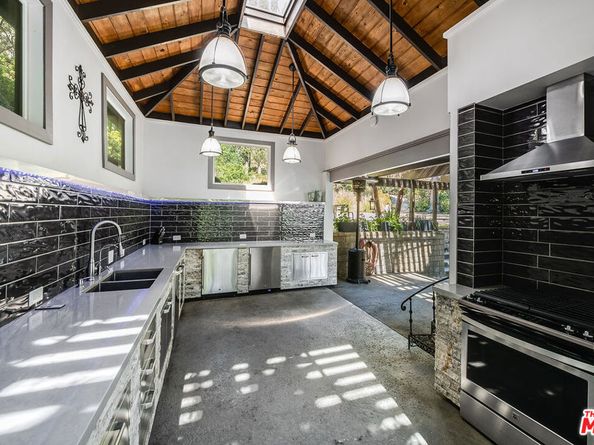 1258 E Elmwood Avenue, Burbank CA 91501