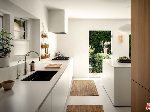 2252 Kenilworth Avenue, Los Angeles CA 90039