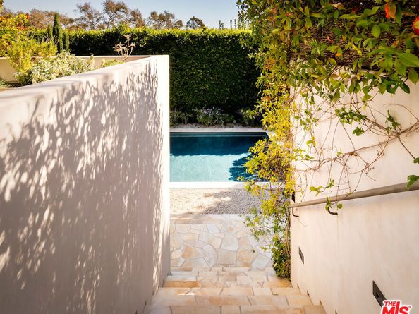 2252 Kenilworth Avenue, Los Angeles CA 90039