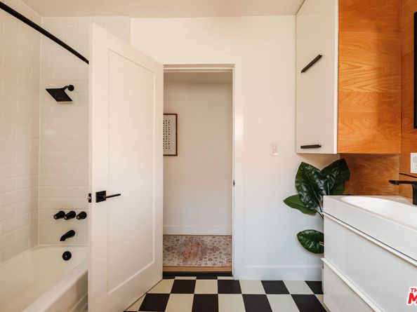 5922 4th Avenue, Los Angeles CA 90043