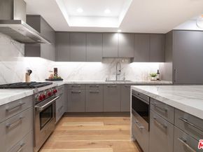 575 S Barrington Avenue 211, Los Angeles CA 90049