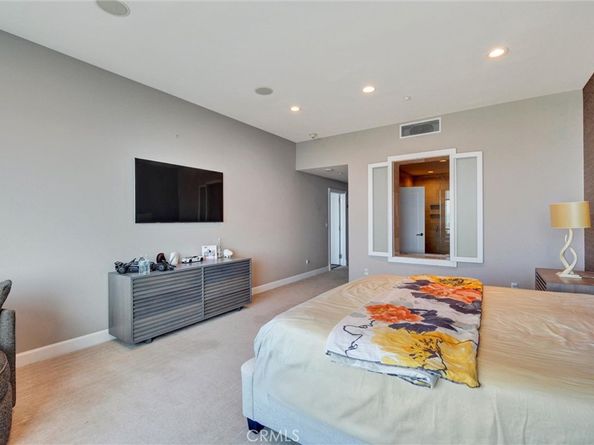 900 W Olympic Boulevard 45F, Los Angeles CA 90015