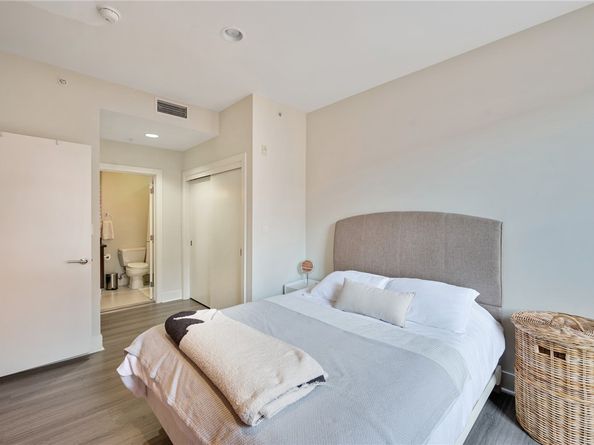 139 S Los Robles Avenue 302, Pasadena CA 91101