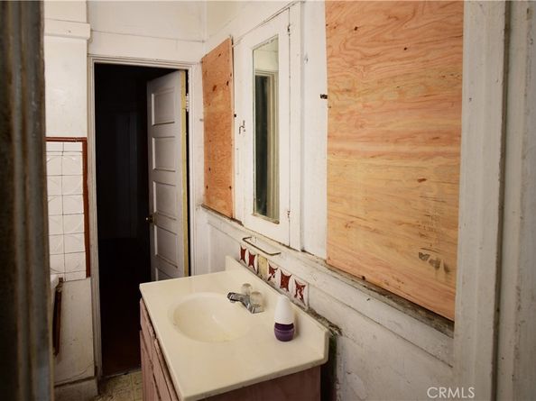 142 W 58th, Los Angeles CA 90037