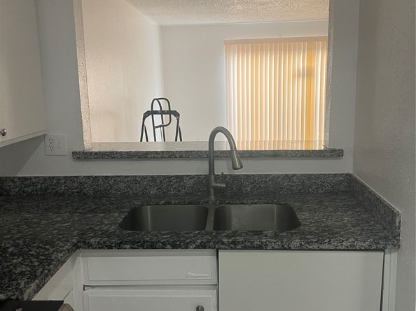 1220 Shadowdale Drive 17, Houston TX 77043
