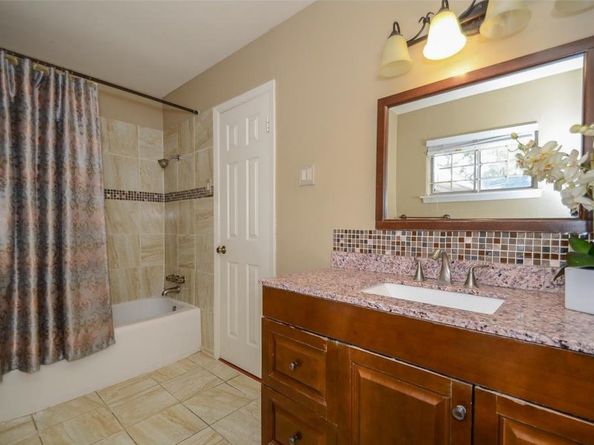 1143 Shadeland Dr, Houston TX 77043