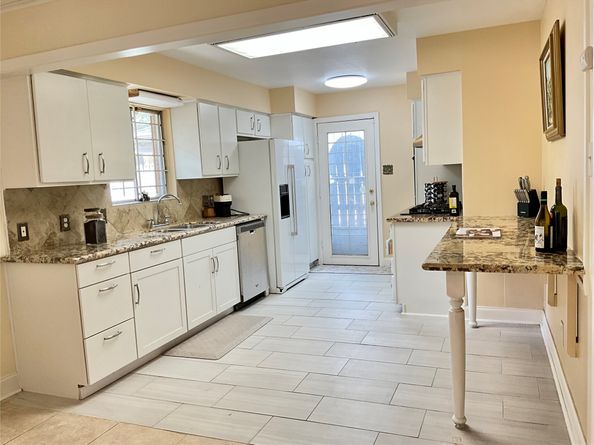 1143 Shadeland Dr, Houston TX 77043