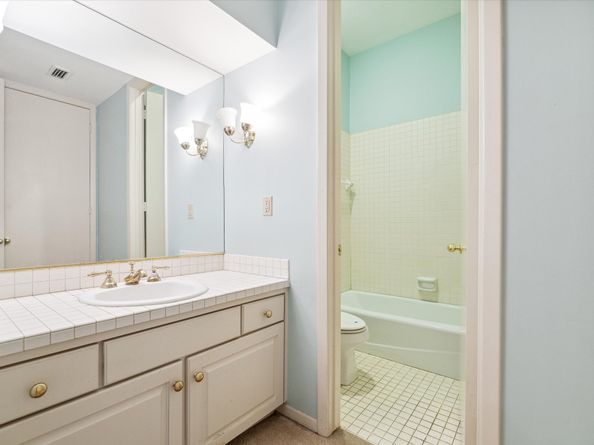 10 S Briar Hollow Lane 90, Houston TX 77027