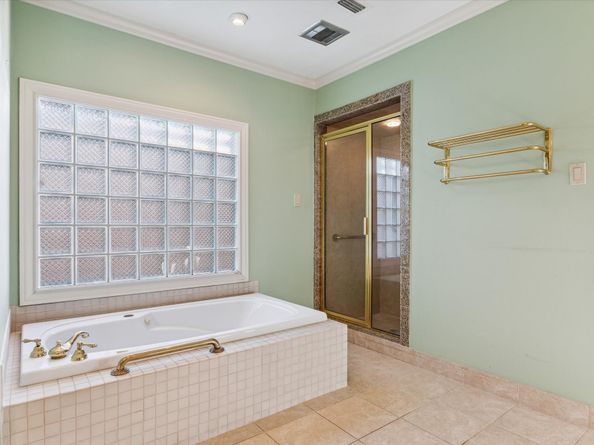 10 S Briar Hollow Lane 90, Houston TX 77027