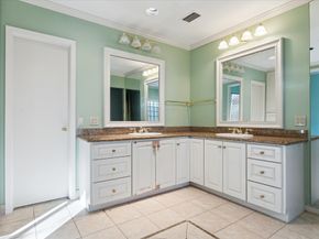 10 S Briar Hollow Lane 90, Houston TX 77027