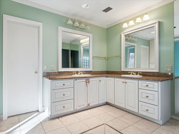 10 S Briar Hollow Lane 90, Houston TX 77027