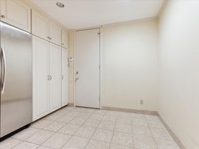 10 S Briar Hollow Lane 90, Houston TX 77027