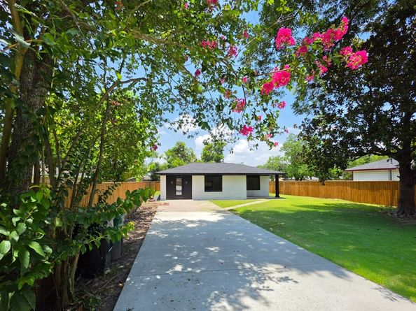 906 Dewalt Street, Houston TX 77088