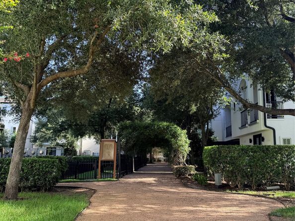 2713 Arabelle Grove, Houston TX 77007