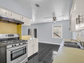 7226 Kingsway Drive, Houston TX 77087