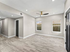 8221 Flaxman St, Houston TX 77029