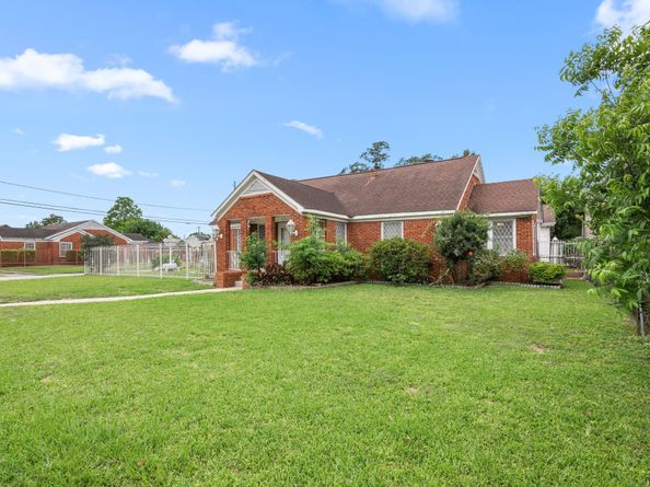 5201 Irvington Boulevard, Houston TX 77009