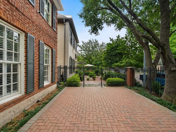 5136 Chevy Chase Drive, Houston TX 77056