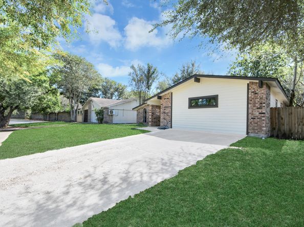 15307 Camino Del Sol Drive, Houston TX 77083