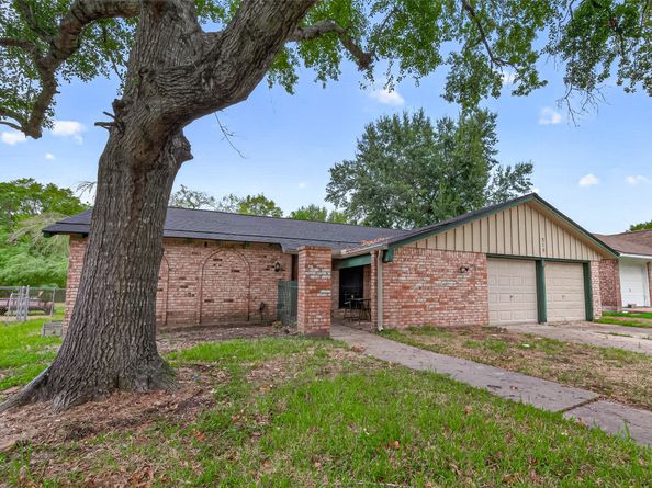 215 Crest Hill Drive, Conroe TX 77301