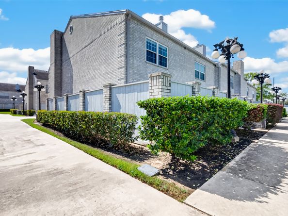 404 Wilcrest Drive 404, Houston TX 77042