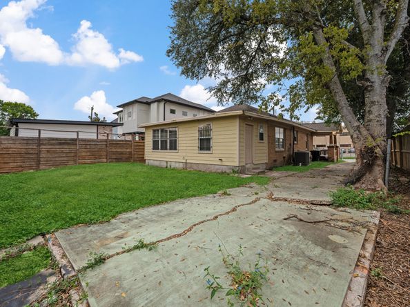 1310 Gustav Street, Houston TX 77023