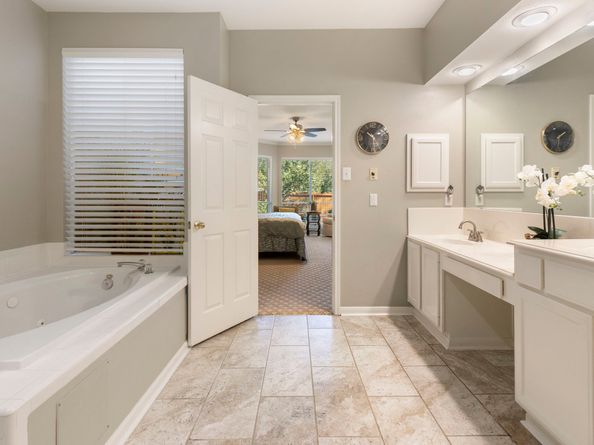 6 Tethered Vine Place, The Woodlands TX 77382