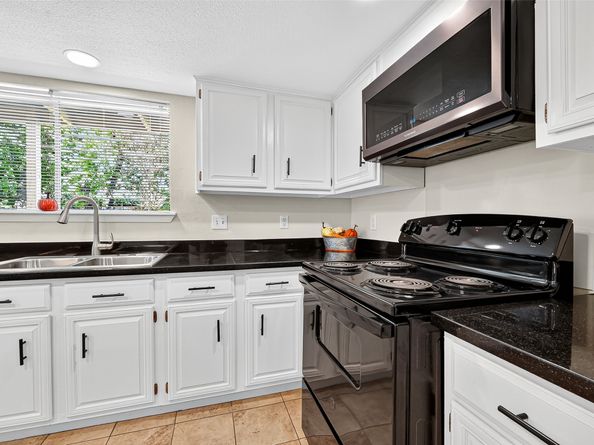 813 Lakeview Drive, Sugar Land TX 77498