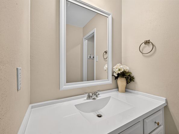 813 Lakeview Drive, Sugar Land TX 77498