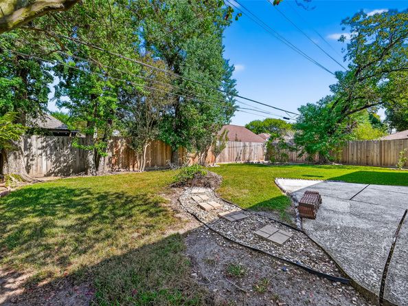 813 Lakeview Drive, Sugar Land TX 77498