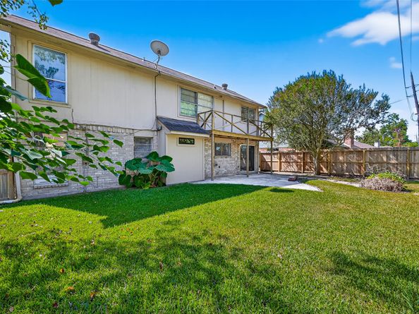 813 Lakeview Drive, Sugar Land TX 77498