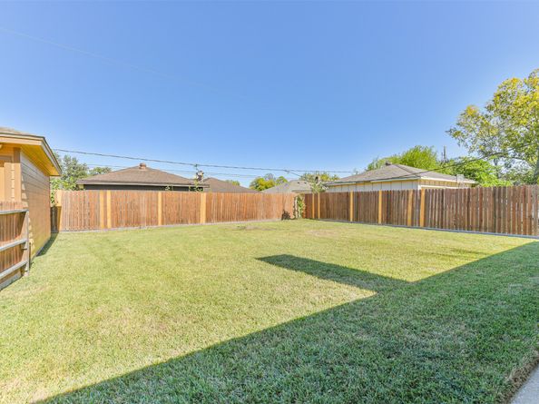 9314 Roos Road, Houston TX 77036