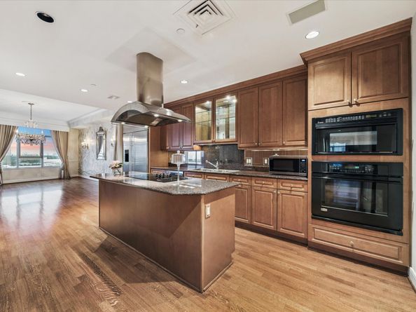 1100 Uptown Park Boulevard 102, Houston TX 77056