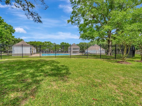 2806 Village Dale, Houston TX 77059