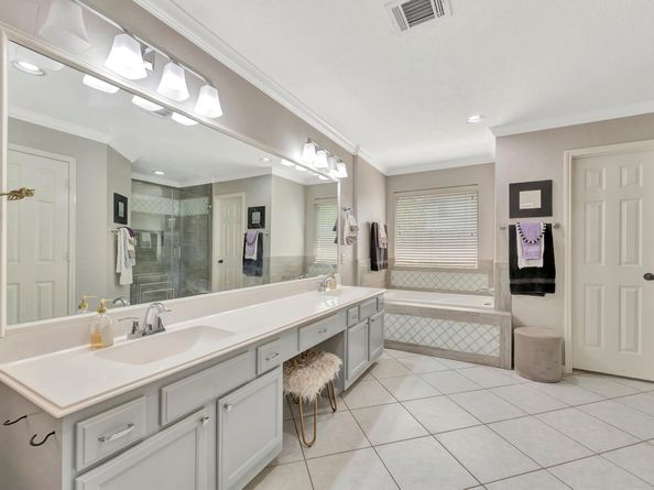 2806 Village Dale, Houston TX 77059