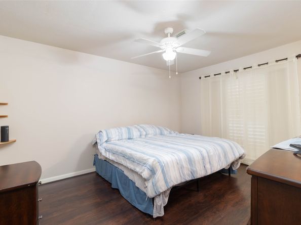 1404 Walnut Bend Lane 23, Houston TX 77042