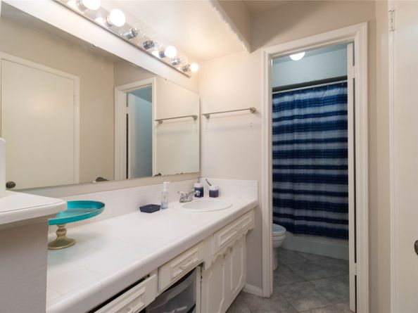 1404 Walnut Bend Lane 23, Houston TX 77042