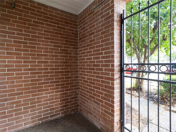 1404 Walnut Bend Lane 23, Houston TX 77042