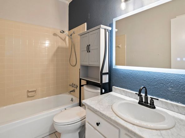 1818 Augusta Drive 13, Houston TX 77057