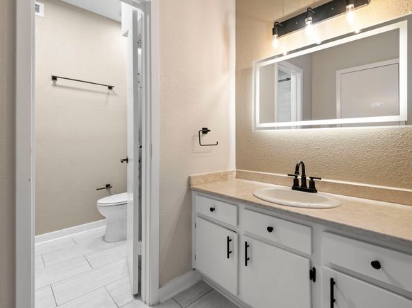 1818 Augusta Drive 13, Houston TX 77057