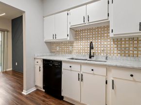 1818 Augusta Drive 13, Houston TX 77057