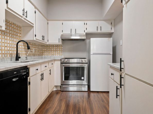 1818 Augusta Drive 13, Houston TX 77057