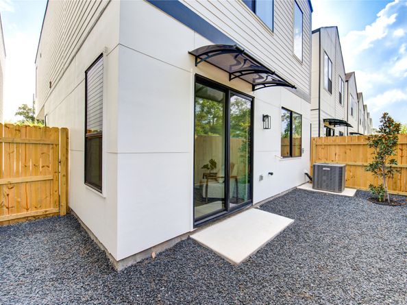 6121 Pacific Forest, Houston TX 77091